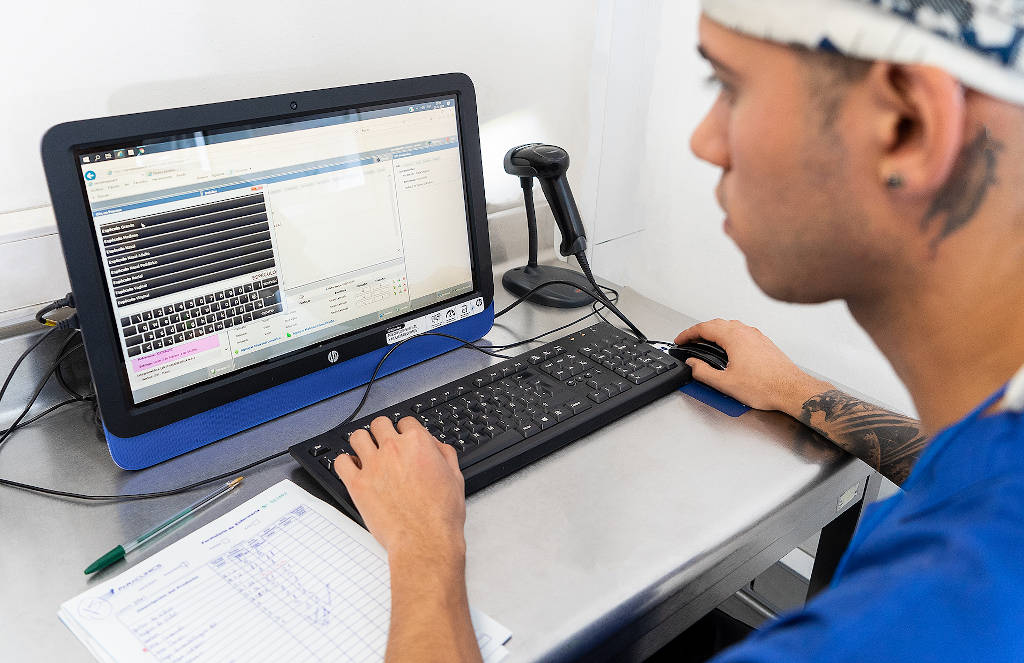 Equipo de Paraclinics operando equipos de esterilización